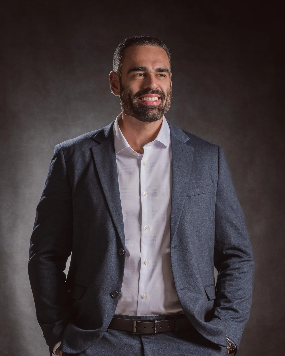 Retrato do Dr. Gustavo Dantas, sócio fundador, de terno cinza em estúdio